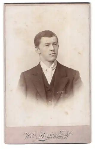 Fotografie Wilh. Biedes Nachf., Nürnberg, Ringstr. 65, Portrait junger Mann mit Krawatte im Jackett