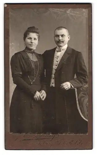 Fotografie Fotograf unbekannt, Naumburg a. S., Poststr., Portrait eines elegant gekleideten Paares