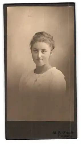 Fotografie M. B. Schultz, Flensburg, Portrait bildschönes Fräulein mit Halskette