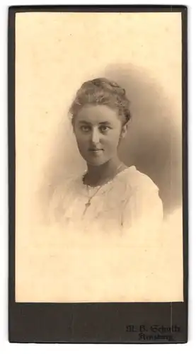 Fotografie M. B. Schultz, Flensburg, Portrait bildschöne junge Frau mit Flechtdutt