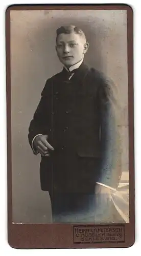 Fotografie Heinrich Petersen, Schleswig, Portrait junger Mann elegant im Anzug