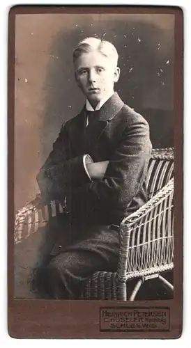 Fotografie Heinrich Petersen, Schleswig, Portrait blonder Junge im grauen Anzug