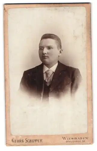 Fotografie Georg Schipper, Wiesbaden, Saalgasse 36, Portrait stattlicher junger Mann in Krawatte und Jackett