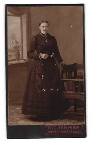 Fotografie Gg. Hemmer, Gunzenhausen, Spitalstr., Portrait junge Frau im prachtvollen Kleid
