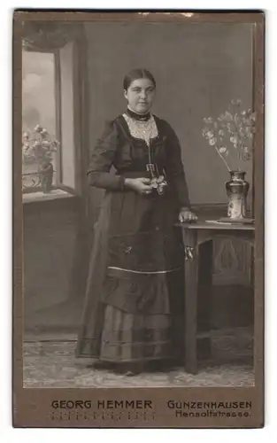 Fotografie Georg Hemmer, Gunzenhausen, Hensoltstr., Portrait dunkelhaarige junge Frau im bestickten Kleid