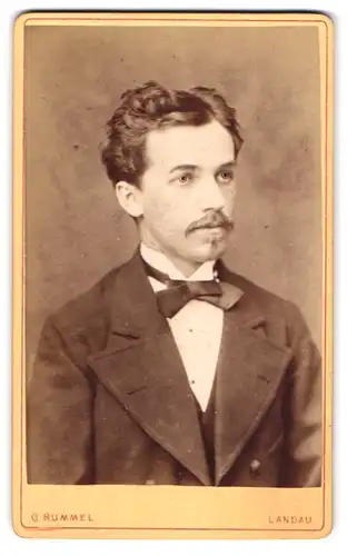 Fotografie C. Rummel, Landau, Portrait charmanter junger Mann mit Schnurrbart im Jackett
