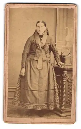 Fotografie G. M. Fettinger, Gunzenhausen, Portrait einer elegant gekleideten Frau im Kleid