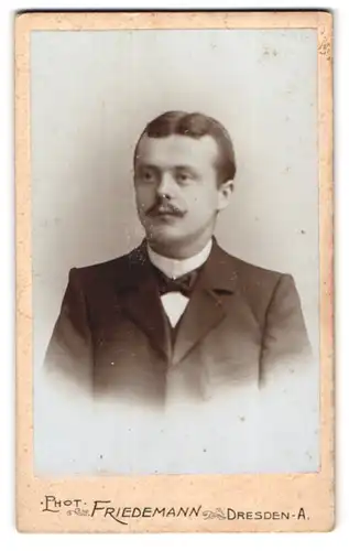 Fotografie Tr. Friedemann, Dresden-A., Rosenstrasse 48, Portrait stattlicher junger Mann mit Schnurrbart