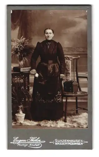 Fotografie Eugen Höhn, Gunzenhausen, Portrait einer elegant gekleideten Frau mit Stickerei am Kleid
