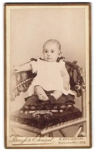 Fotografie Strauss & Ehmert, Crailsheim, Bahnhofstr. 504, Portrait niedliches Baby im weissen Kleidchen