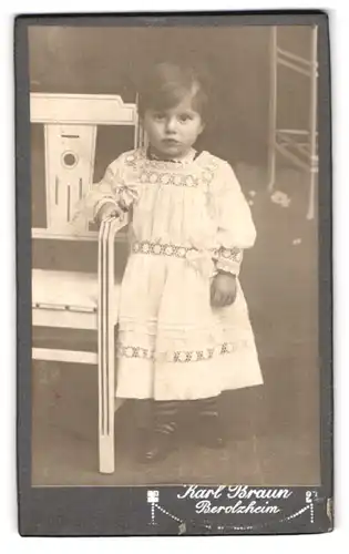 Fotografie Karl Braun, Berolzheim, Portrait niedliches kleines Mädchen im weissen bestickten Kleid