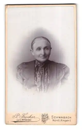 Fotografie P. Fischer, Schwabach, Nördl. Ringstr. 1, Portrait einer elegant gekleideten Dame mit Rüschen am Kleid