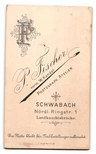 Fotografie P. Fischer, Schwabach, Nördl. Ringstr. 1, Portrait einer elegant gekleideten Dame mit Rüschen am Kleid