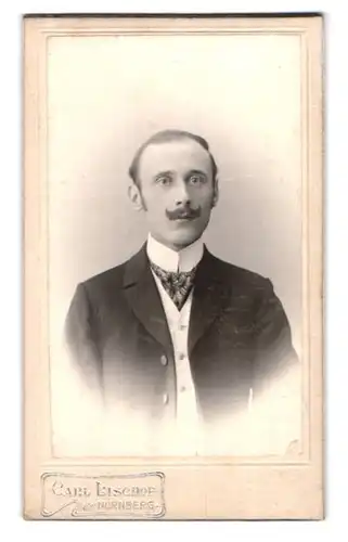 Fotografie Carl Bischof, Nürnberg, Bayreutherstr. 20, Portrait stattlicher Herr mit Schnurrbart und Krawatte im Jackett