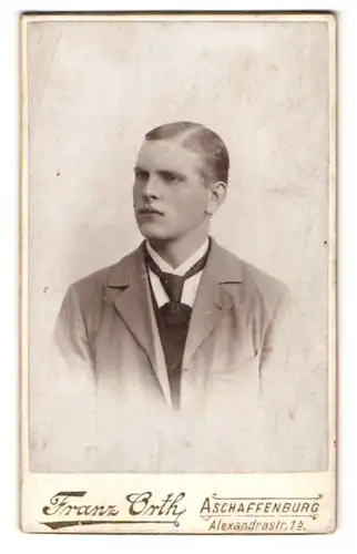 Fotografie Franz Orth, Aschaffenburg, Alexandrastr. 1b, Portrait junger charmanter Mann mit Krawatte im Jackett