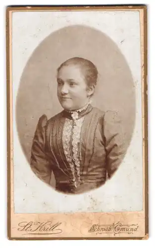 Fotografie St. Krill, Schwäb. Gmünd, Portrait hübsches Fräulein mit Brosche am Rüschenkragen