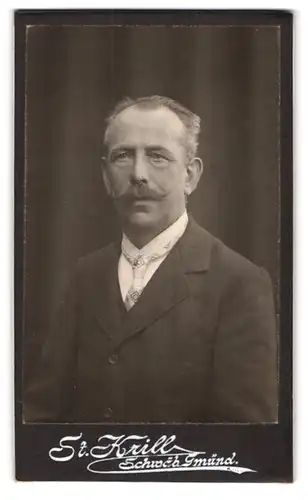 Fotografie St. Krill, Schwäb. Gmünd, Portrait stattlicher Herr mit Schnurrbart und Krawatte im Jackett