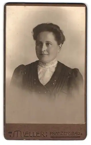Fotografie Müller, Franzensbad, Portrait bildschöne Dame in eleganter Bluse