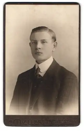 Fotografie Müller, Franzensbad, Portrait junger Mann mit zurückgekämmtem Haar im Jackett