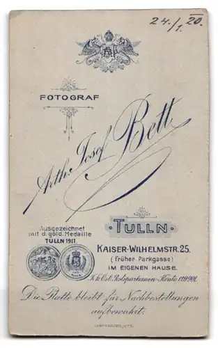 Fotografie Arth. Josef Bett, Tulln, Kaiser-Wilhelm-Str. 25, Portrait junger charmanter Mann mit Oberlippenbart im Jacket