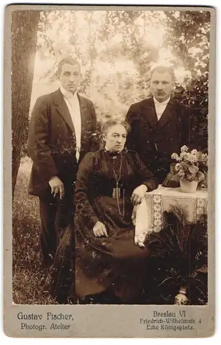 Fotografie Gustav Fischer, Breslau, Friedrich-Wilhelmstr. 4, Bürgerliches Paar und junger Herr in hübscher Kleidung