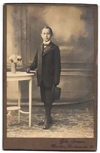 Fotografie Gebr. Strauss, München, Neuhauserstr. 20, Junger Mann im Anzug mit Fliege