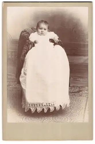 Fotografie Alfred H. Glover, Saginaw, E. Side, Mich., 113, So. Jefferson St., Süsses Kleinkind im langen Kleid