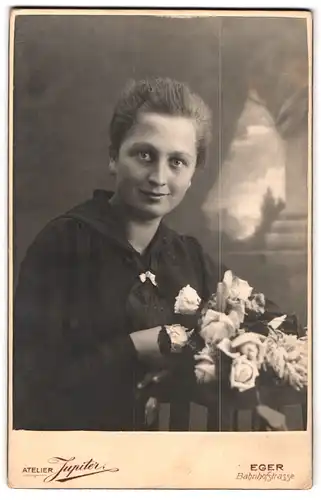 Fotografie Georg Böhm, Eger in Böhmen, Bahnhofstr., Junge Dame in hübscher Kleidung mit Rosen