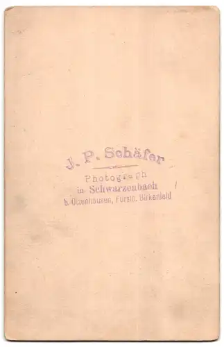 Fotografie J. P. Schäfer, Schwarzenbach b. Otzenhausen, Junges Paar in modischer Kleidung