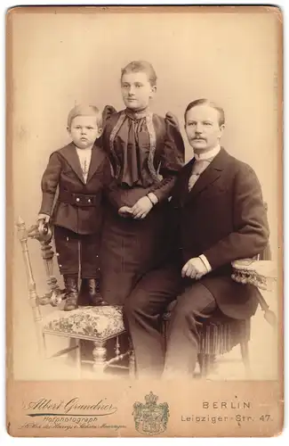 Fotografie Albert Grundner, Berlin, Leipziger-Str. 47, Bürgerliches Paar mit kleinem Sohn