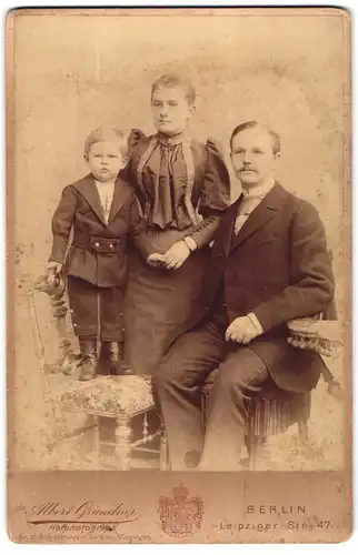 Fotografie Albert Grundner, Berlin Leipziger-Str. 47, Bürgerliches Paar mit kleinem Sohn