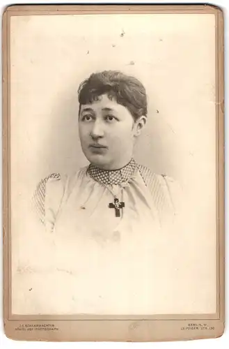 Fotografie J. C. Schaarwächter, Berlin-W., Leipziger Str. 130, Bürgerliche Dame mit Kreuzkette