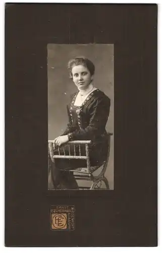 Fotografie Ernst Eschemann, Laasphe, Junge Dame in hübscher Kleidung