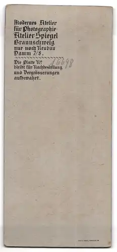 Fotografie Atelier Spiegel, Braunschweig, Damm 7-8, Eleganter Herr mit Buch in der Hand