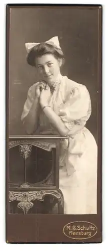 Fotografie M. B. Schultz, Flensburg, Junge Dame im Kleid mit Haarschleife
