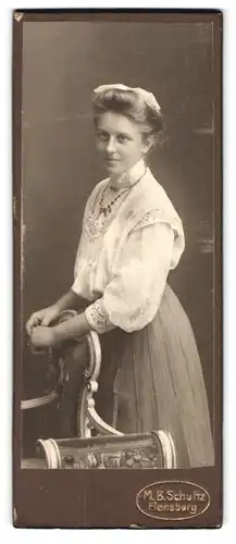Fotografie M. B. Schultz, Flensburg, Junge Dame in hübscher Bluse und Rock