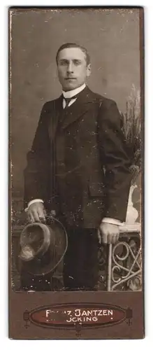 Fotografie Franz Jantzen, Pocking, Junger Herr im Anzug mit Krawatte