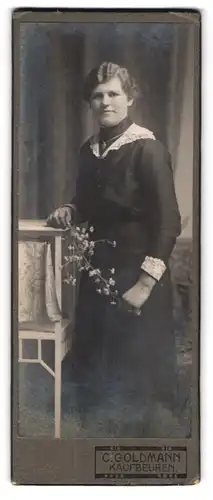 Fotografie C. Goldmann, Kaufbeuren, Junge Dame in hübscher Kleidung