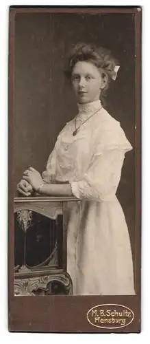Fotografie M. B. Schultz, Flensburg, Portrait Junge Dame in hübscher Bluse mit Medaillon