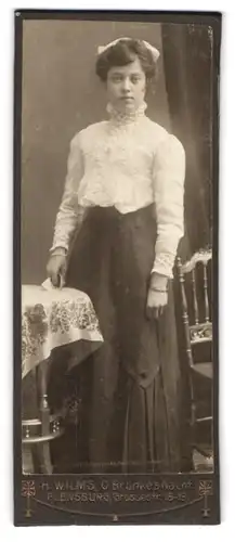 Fotografie H. Wilms, Flensburg, Grossestr. 15-19, Junge Dame in hübscher Bluse und Rock