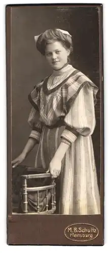 Fotografie M. B. Schultz, Flensburg, Junge Dame im modischen Kleid
