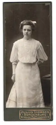 Fotografie Julius Thomsen, Sonderburg, Grosse Rathausstr. 4, Junge Dame in hübscher Kleidung