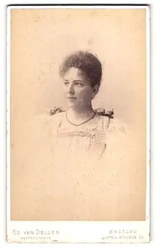 Fotografie Ed. van Delden, Breslau, Garten-Str. 36, Junge Dame mit zurückgebundenem Haar