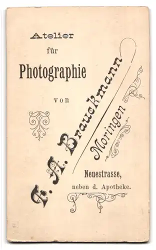 Fotografie F. A. Brauckmann, Moringen, Neuestr., Junger Herr im Anzug mit Fliege