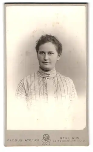 Fotografie Atelier Globus, Berlin-W., Leipziger-Str. 132-135, Junge Dame mit zurückgebundenem Haar