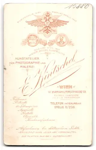 Fotografie E. Kintschel, Wien, Mariahilferstr. 53, Junge Dame in modischer Kleidung