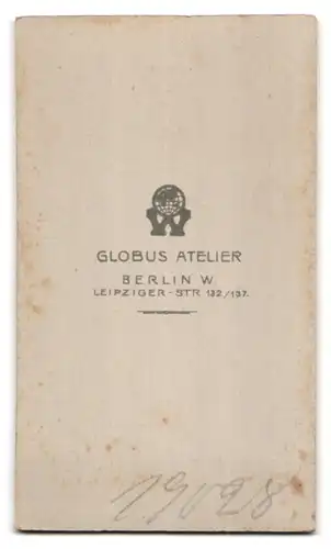 Fotografie Atelier Globus, Berlin-W., Leipziger Str. 132-137, Junge Dame in modischer Kleidung
