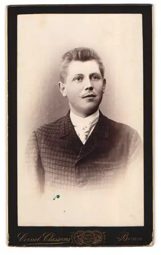 Fotografie Cornel Classens, Bonn a /Rh., Wenzelgasse 45, Junger Herr im karierten Anzug mit Krawatte