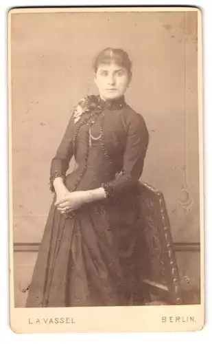 Fotografie Leon Alfred Vassel, Berlin, Potsdamer-Str. 34, Junge Dame im Kleid