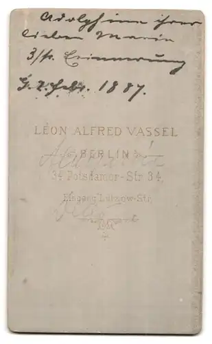 Fotografie Leon Alfred Vassel, Berlin, Potsdamer-Str. 34, Junge Dame im Kleid